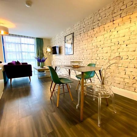 Stunning Apartment Suite - Free Parking & Wifi! プール エクステリア 写真