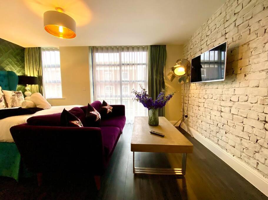 Stunning Apartment Suite - Free Parking & Wifi! プール エクステリア 写真