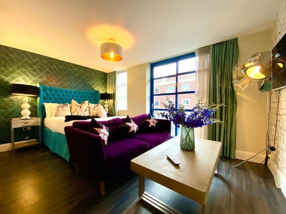 Stunning Apartment Suite - Free Parking & Wifi! プール エクステリア 写真