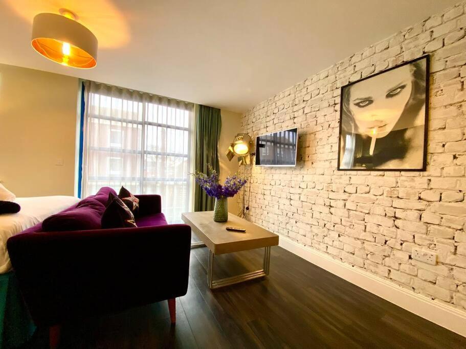 Stunning Apartment Suite - Free Parking & Wifi! プール エクステリア 写真