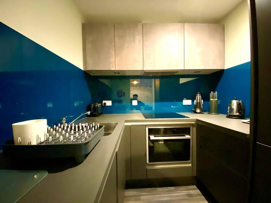 Stunning Apartment Suite - Free Parking & Wifi! プール エクステリア 写真