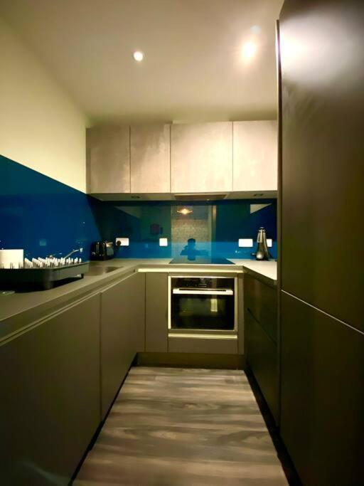 Stunning Apartment Suite - Free Parking & Wifi! プール エクステリア 写真