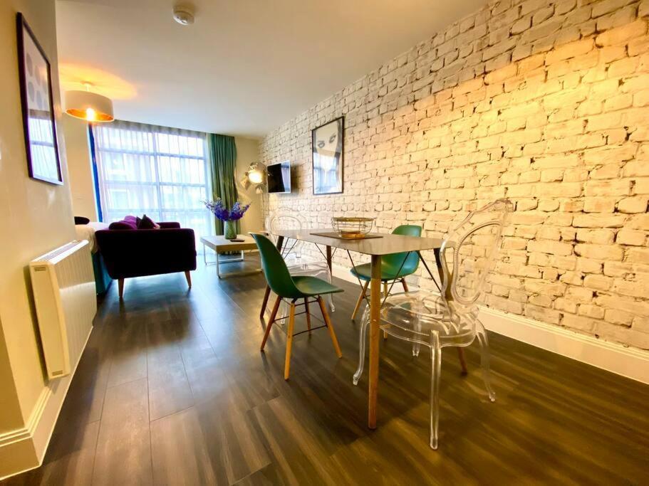 Stunning Apartment Suite - Free Parking & Wifi! プール エクステリア 写真