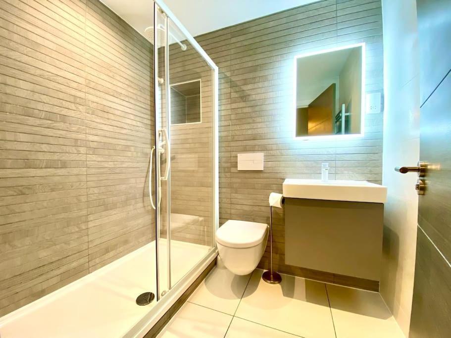 Stunning Apartment Suite - Free Parking & Wifi! プール エクステリア 写真