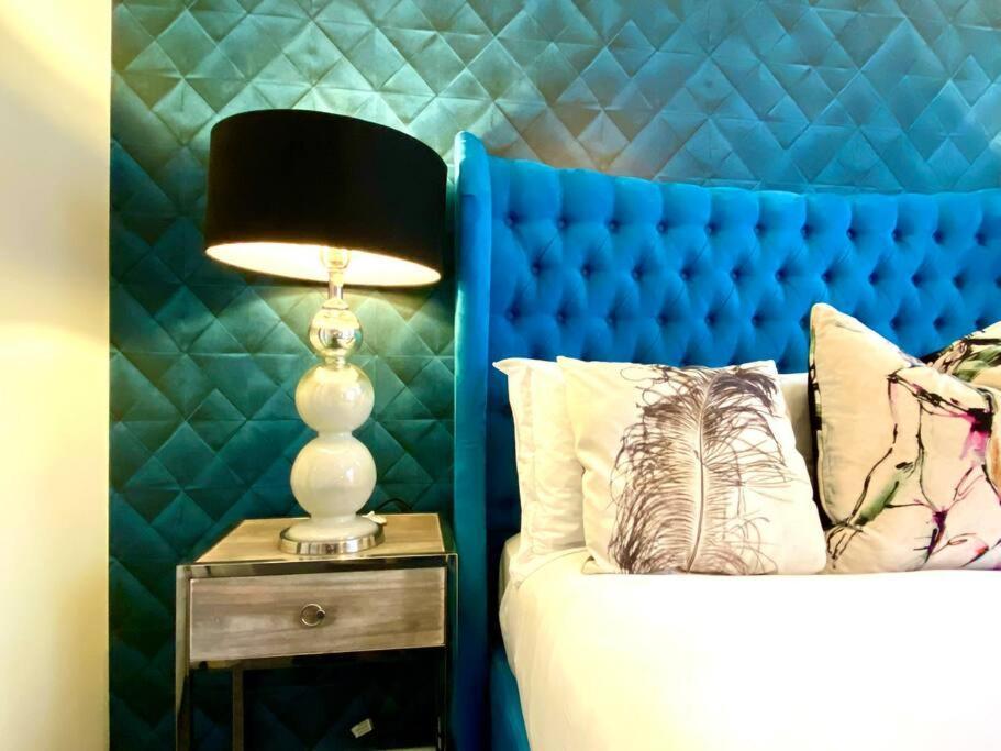 Stunning Apartment Suite - Free Parking & Wifi! プール エクステリア 写真