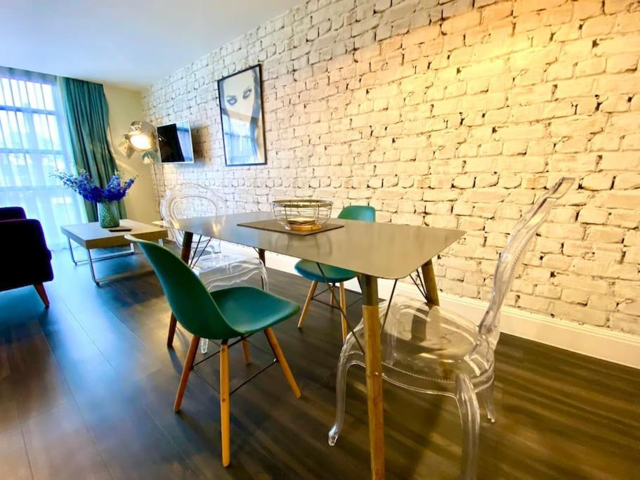 Stunning Apartment Suite - Free Parking & Wifi! プール エクステリア 写真